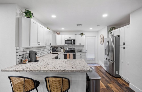 Tempe House | Hot Tub & Pool Getaway Near the Lakes – Prime Spot