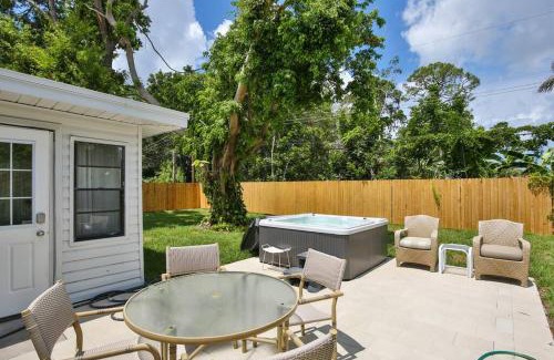 Gulf Gate Estates House | Hot Tub Retreat with Big Private Fenced Yard by Beach
