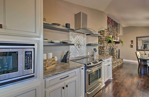 Jones Mills House | Hot Tub + Views: Waterfront Escape in Hot Springs