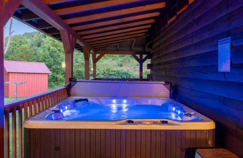 Hazel Green House | Hot Tub WiFi Firepit HazelBrook Haven
