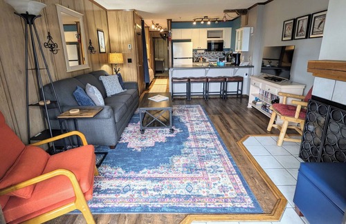 Snowshoe Condo | HOT TUBS! Family-Friendly 3 Minute Walk 2 Slopes 1BR/1BTH [Max Occup 4 adults]