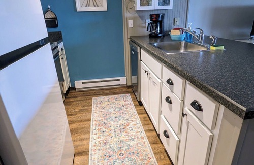 Snowshoe Condo | HOT TUBS! Family-Friendly 3 Minute Walk 2 Slopes 1BR/1BTH [Max Occup 4 adults]