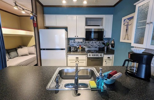 Snowshoe Condo | HOT TUBS! Family-Friendly 3 Minute Walk 2 Slopes 1BR/1BTH [Max Occup 4 adults]