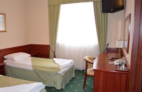 Tluszcz Hotel | Hotel Batory
