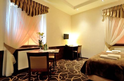 Swidnik Hotel | Hotel Dwór Choiny