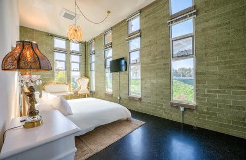 Logan Heights House | Hotel Narcissus - Room 6