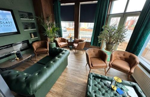 North Shore Hotel | Hotel Neon