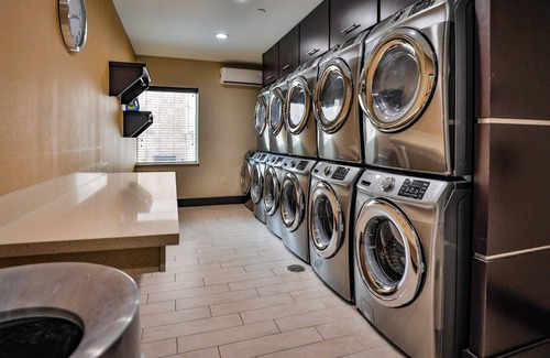 Chinatown Apartment | Hotel Room/Kitchen/Washer/Dryer/Gym/Free parking