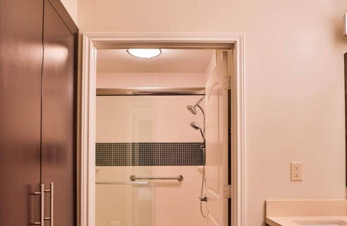 Chinatown Apartment | Hotel Room/Kitchen/Washer/Dryer/Gym/Free parking