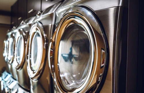 Chinatown Apartment | Hotel Room/Kitchen/Washer/Dryer/Gym/Free parking