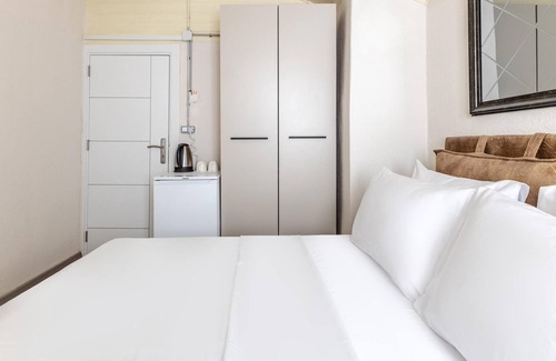 Rasimpasa House | Hotel Room with Backyard 6 min to Bull Statue