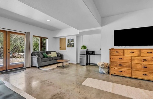 Kaweah House | Hotel-Style Retreat on private property - Sleeps 4