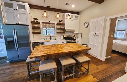 Ferguson House | HotTub, OutdoorShower, Renovated Barndominium, WiFi, Fireplace, Pet Friendly