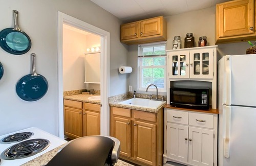 Villa Ridge Cottage | Hound Haus - Dog Friendly, near Purina Farms and WashMO
