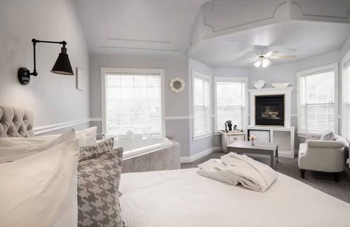 Oakhurst Bed & Breakfast | Hounds Tooth Inn
