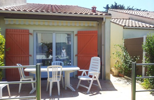 La Bernerie-en-Retz Villa | house 5 pers 200m beach in res. with a pool