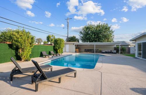 Lakeside House | House by the Lake with pool, hot tub and golf green