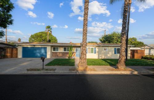 Lakeside House | House by the Lake with pool, hot tub and golf green