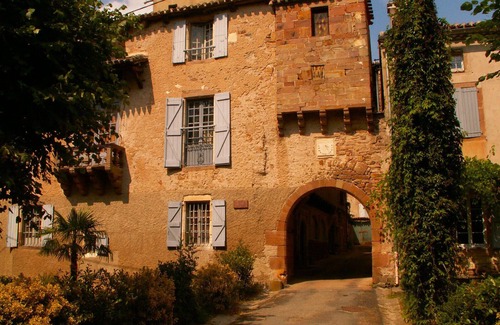 Carmaux House | House in the countryside near a lake