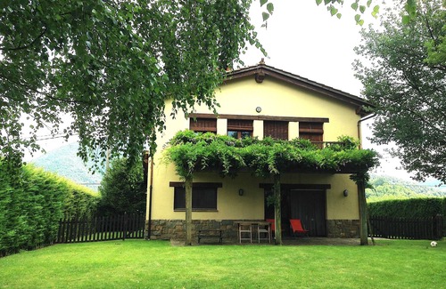 Joanetes Cottage | House in the Vall d'en Bas, near bike lane-free swimming pools. Fantastic views.