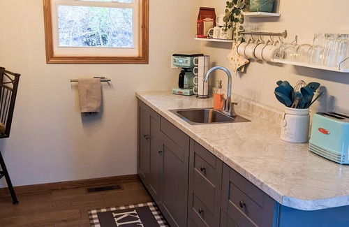 McGregor House | House on the Hill within walking distance of shopping and marina!