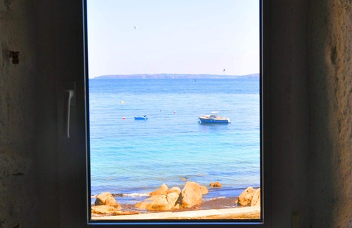 Ile de Sein House | House on the island of Breast, feet in the water, can accommodate 12 people