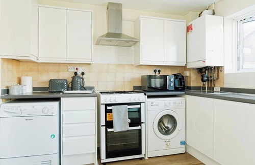 Broad Oak House | House - Sleeps 6 - Garden - Parking