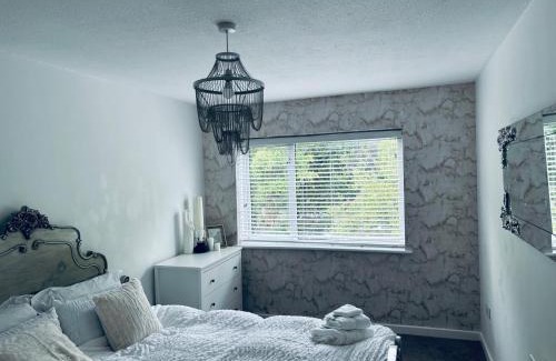 Skelmersdale House | House - Sleeps 6 Hot-tub & Free Parking