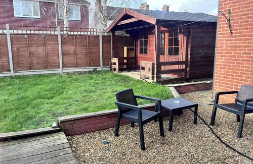 Willesborough House | House - Sleeps 8 - Hot tub - Parking - Garden