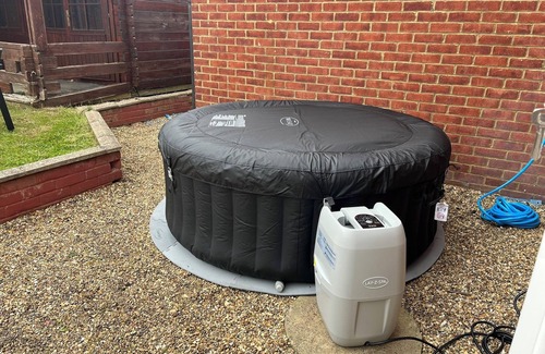 Willesborough House | House - Sleeps 8 - Hot tub - Parking - Garden