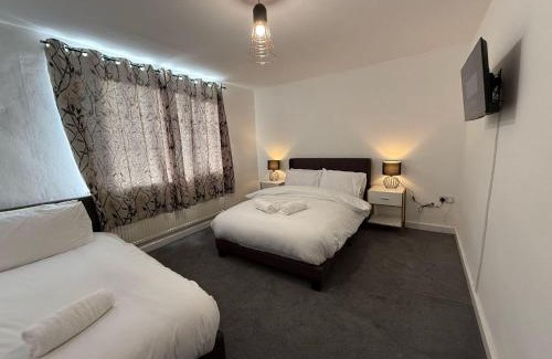 Bridgend House | House - Sleeps 8 - Parking - WiFi