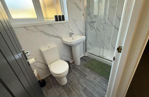 Bridgend House | House - Sleeps 8 - Parking - WiFi