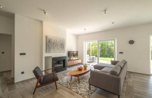 Vintijan House | House Sparrow