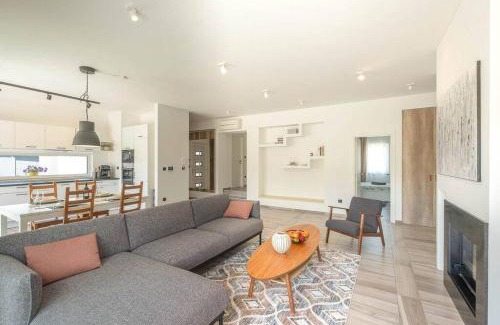 Vintijan House | House Sparrow