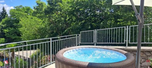 Rukavac Villa | House Tia with Jacuzzi and BBQ in a Green Oasis