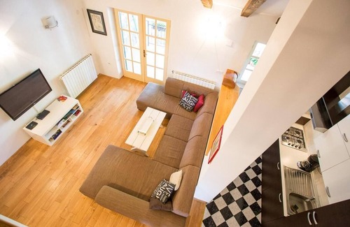 Viskovo House | House with a modern interior and an old taverna