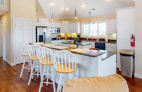 Salvo House | House with central AC, private Pool, washer/dryer, & pool table