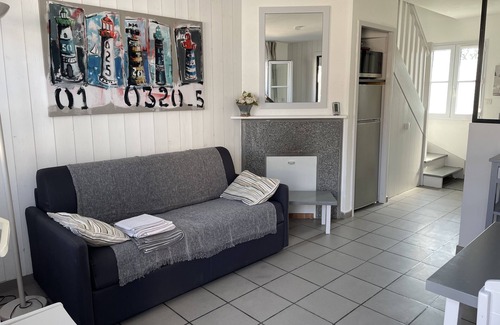 La Flotte House | House with sunny courtyard close to port, shops and beach