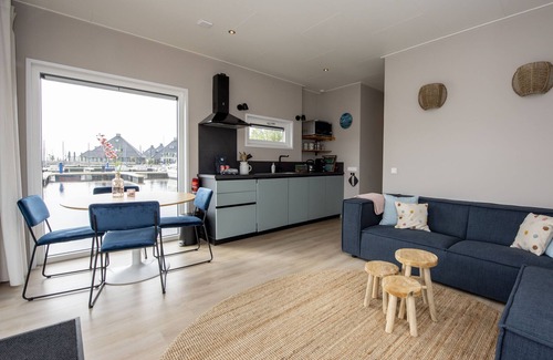 Offingawier Boat Rental | Houseboat Sneekermeer Water Sports Haven
