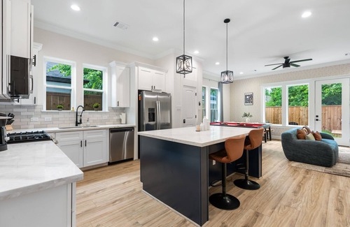 OST - South Union House | Houston's Very Best! Centrally Located Modern Home w/Hot Tub - 5Beds/4Baths