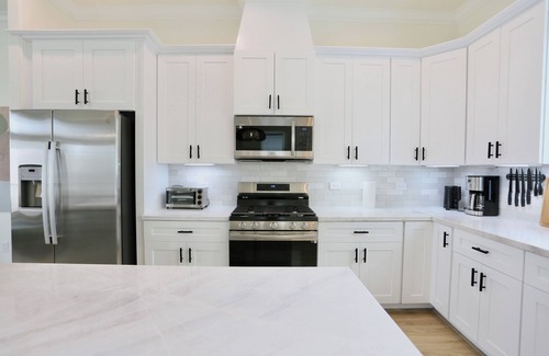 South Central Houston House | Houston Skyline View w/Hot Tub 5 mins Downtown