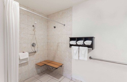 National City Hotel | Howard Johnson by Wyndham National City/San Diego South