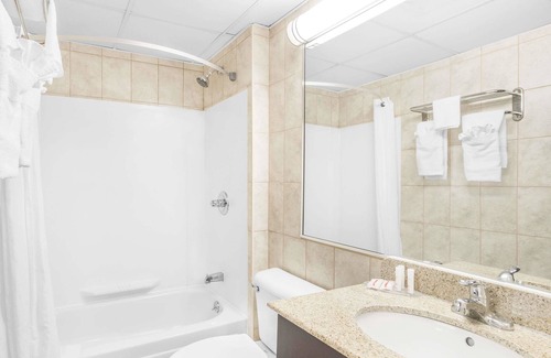 Industry Hotel | Howard Johnson by Wyndham North Bergen