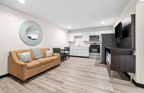 Columbus Hotel | Howard Johnson by Wyndham Columbus Fort Moore