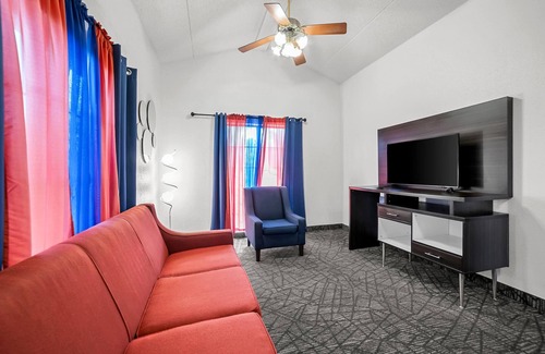 Columbus Hotel | Howard Johnson by Wyndham Columbus Fort Moore