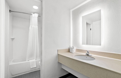 Columbus Hotel | Howard Johnson by Wyndham Columbus Fort Moore