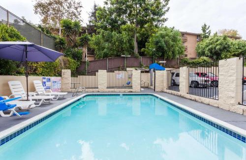 Mission Valley West Hotel | Howard Johnson by Wyndham San Diego Hotel Circle