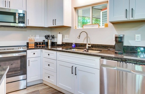 Howard House | Howard Retreat w/ Deck + Fire Pit, 1 Mi to Lake!