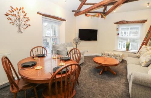 Hayfield Apartment | Howard's Hideaway