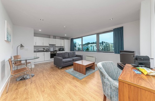 Rushmoor District Apartment | HQ Aparthotel Farnborough